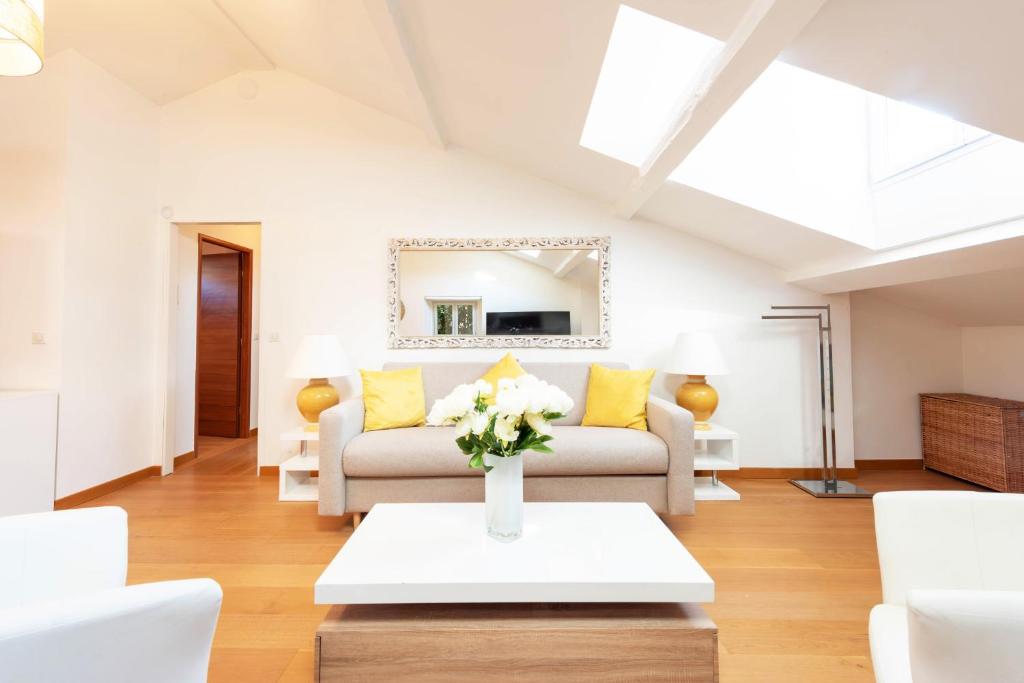 un salon avec un canapé et une table dans l'établissement Elegant 1-Br apartment 3 minutes from la Croisette, à Cannes