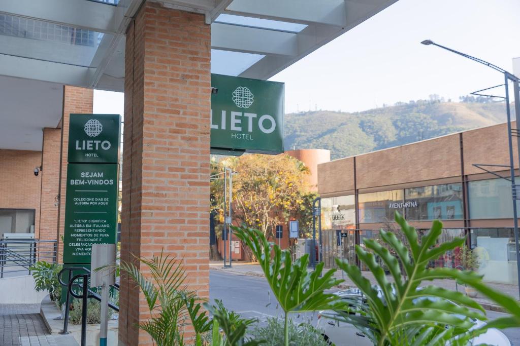 una biblioteca con un cartel en el lateral de un edificio en Hotel Lieto, en Poços de Caldas