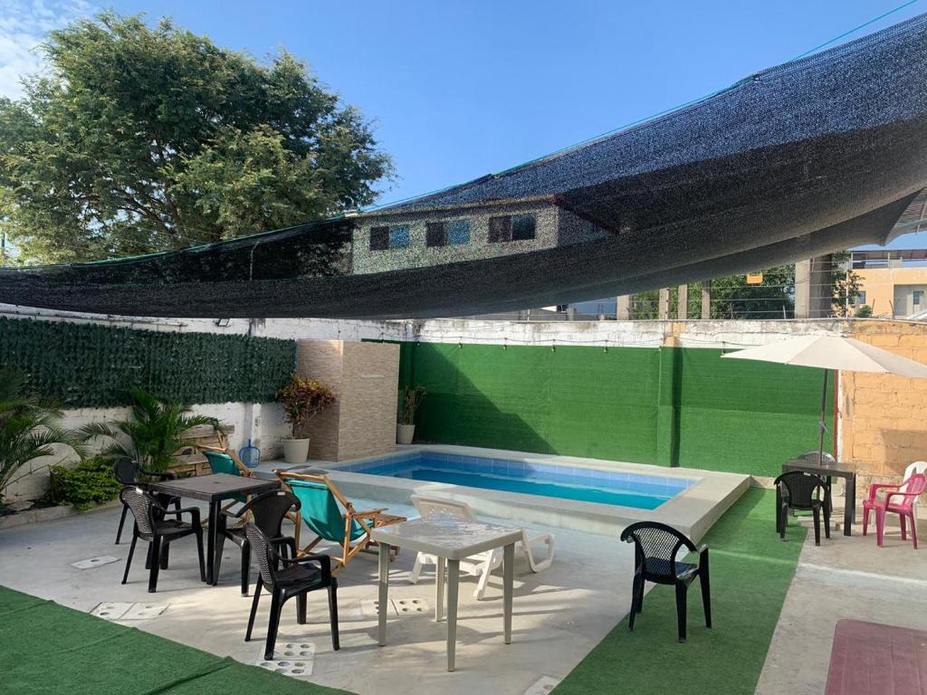 Bazén v ubytování HOSTAL SAN MARINO nebo v jeho okolí