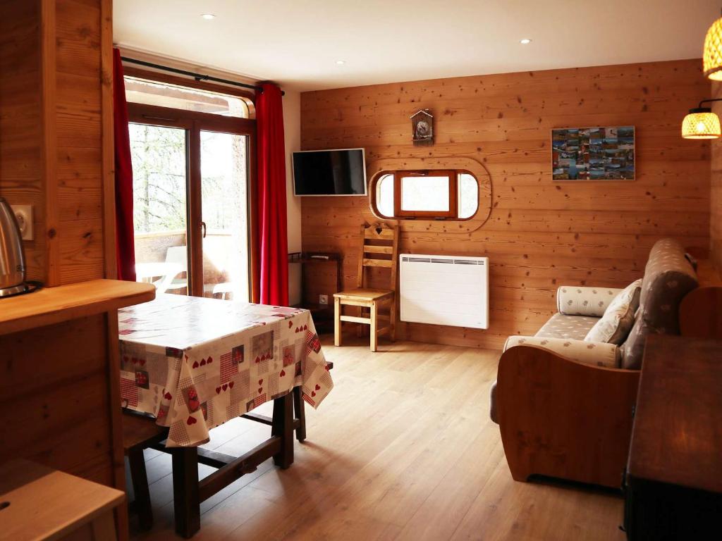 un salon avec un canapé et une table dans l'établissement Appartement ski-in/ski-out 6 pers, balcon, proche jardin d'enfants - FR-1-322-204, aux Orres