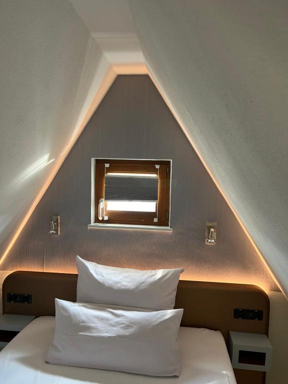 Postel nebo postele na pokoji v ubytování Lint Hotel Köln