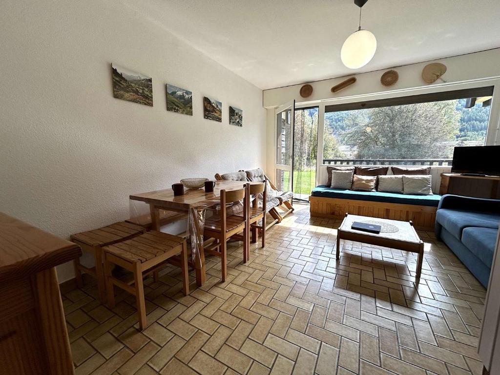 un salon avec une table et un canapé dans l'établissement Studio au calme, 4 pers, proche pistes, balcon sud, parking privé, Monêtier-les-Bains - FR-1-330F-78, au Monêtier-les-Bains