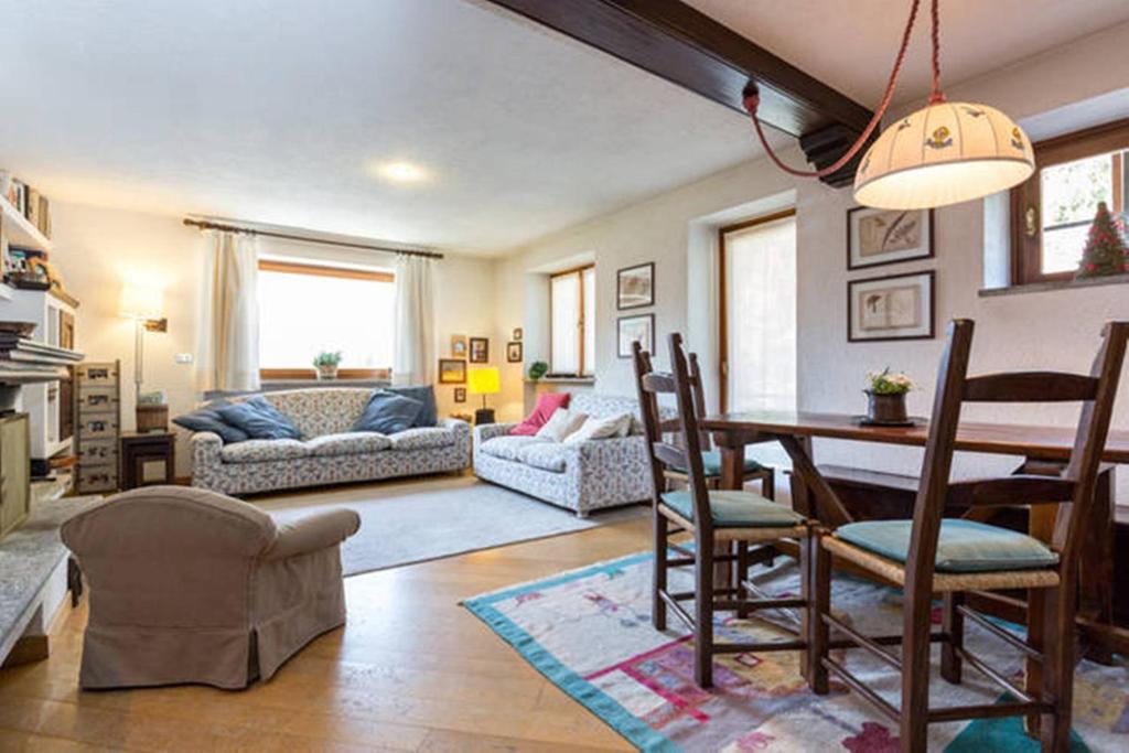 Zdjęcie z galerii obiektu Chalet di Charme a Courmayeur w mieście Courmayeur