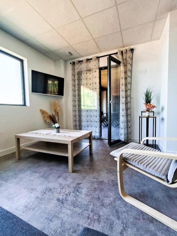 un salon avec une table et un canapé dans l'établissement La Gaufrette, à Ampuis