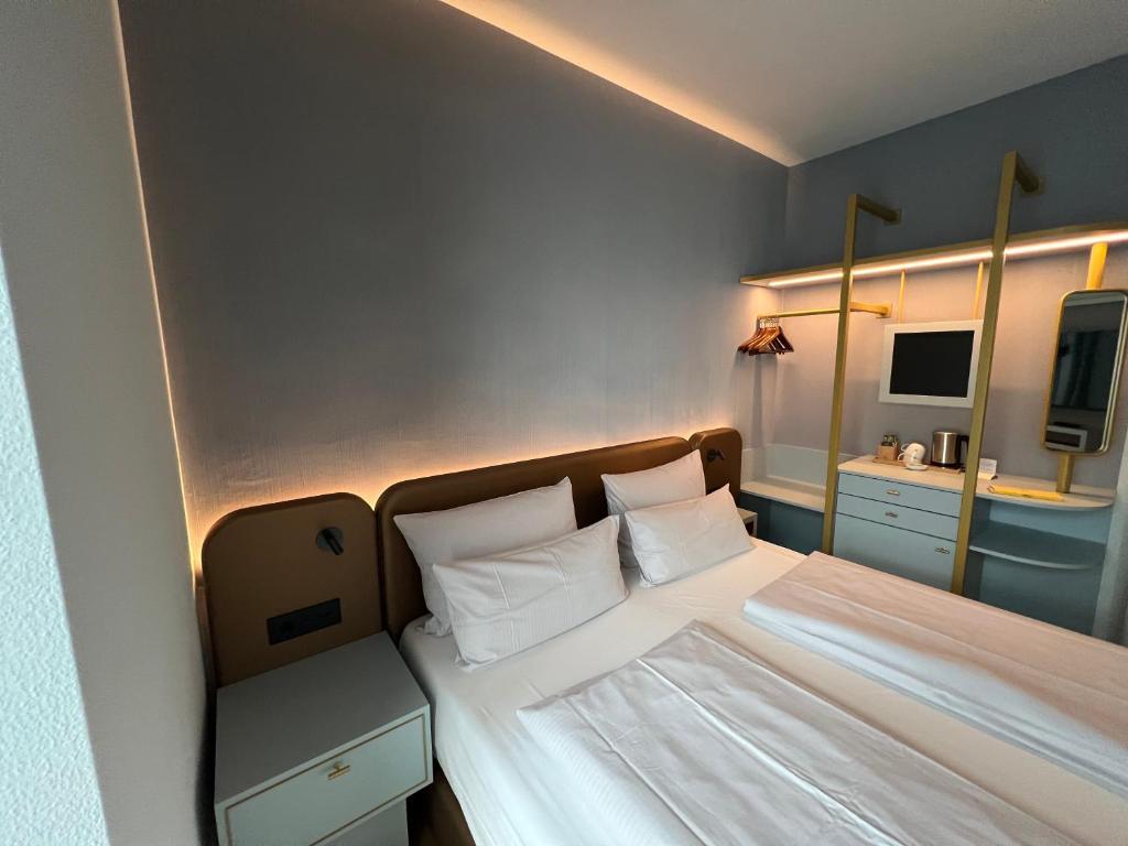 Postel nebo postele na pokoji v ubytování Lint Hotel Köln