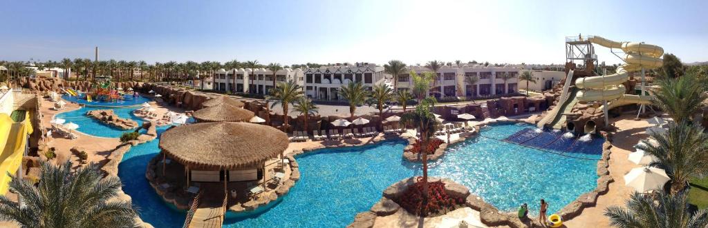 Бассейн в Reef Oasis Beach Aqua Park Resort или поблизости