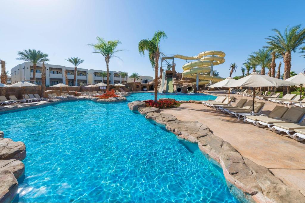 Бассейн в Reef Oasis Beach Aqua Park Resort или поблизости