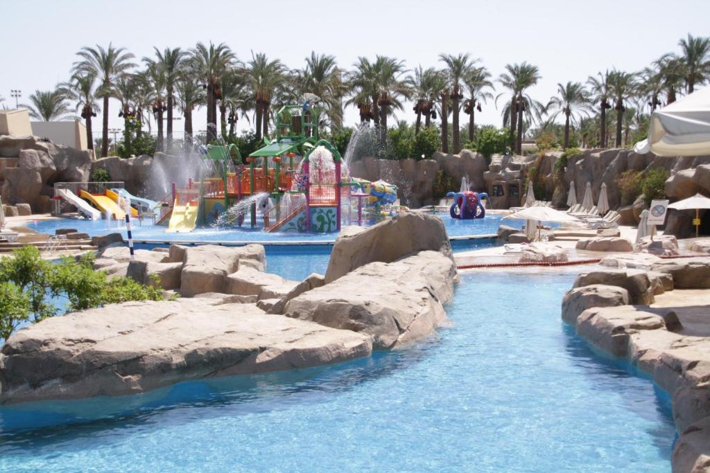 Бассейн в Reef Oasis Beach Aqua Park Resort или поблизости