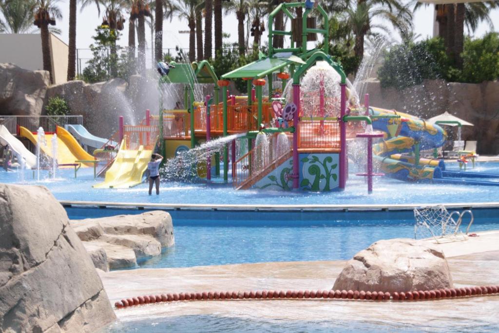 Бассейн в Reef Oasis Beach Aqua Park Resort или поблизости