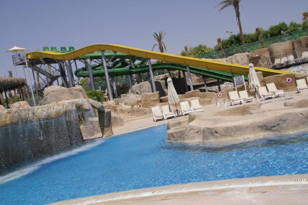 Бассейн в Reef Oasis Beach Aqua Park Resort или поблизости