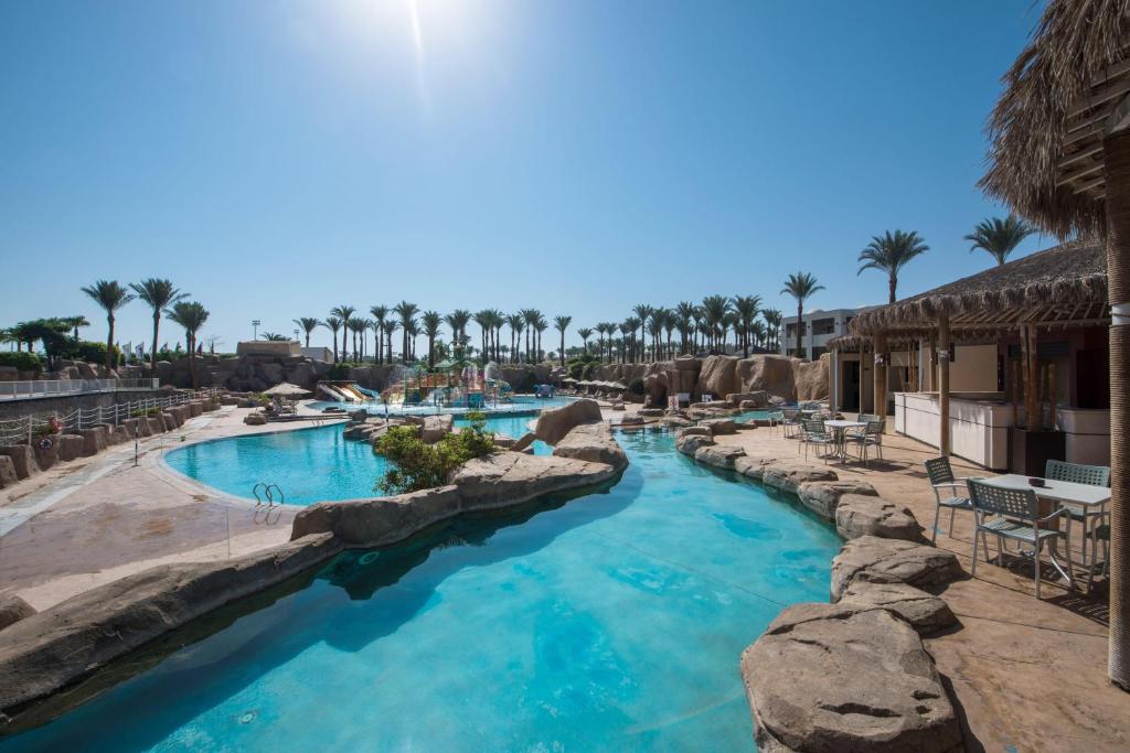 Бассейн в Reef Oasis Beach Aqua Park Resort или поблизости