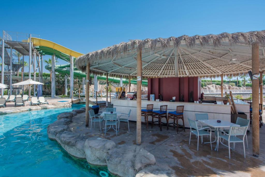 Бассейн в Reef Oasis Beach Aqua Park Resort или поблизости