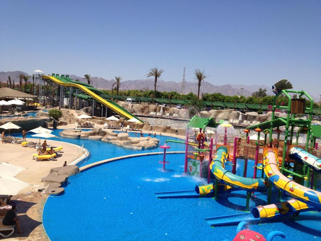 Бассейн в Reef Oasis Beach Aqua Park Resort или поблизости