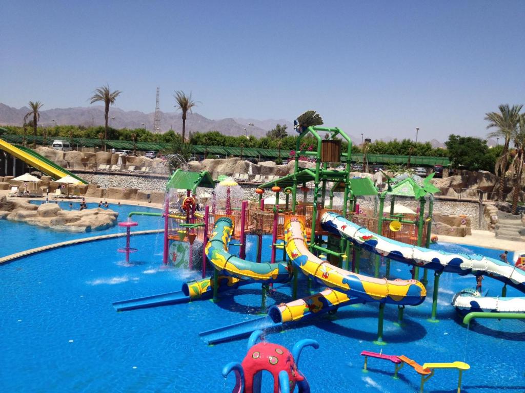 Бассейн в Reef Oasis Beach Aqua Park Resort или поблизости