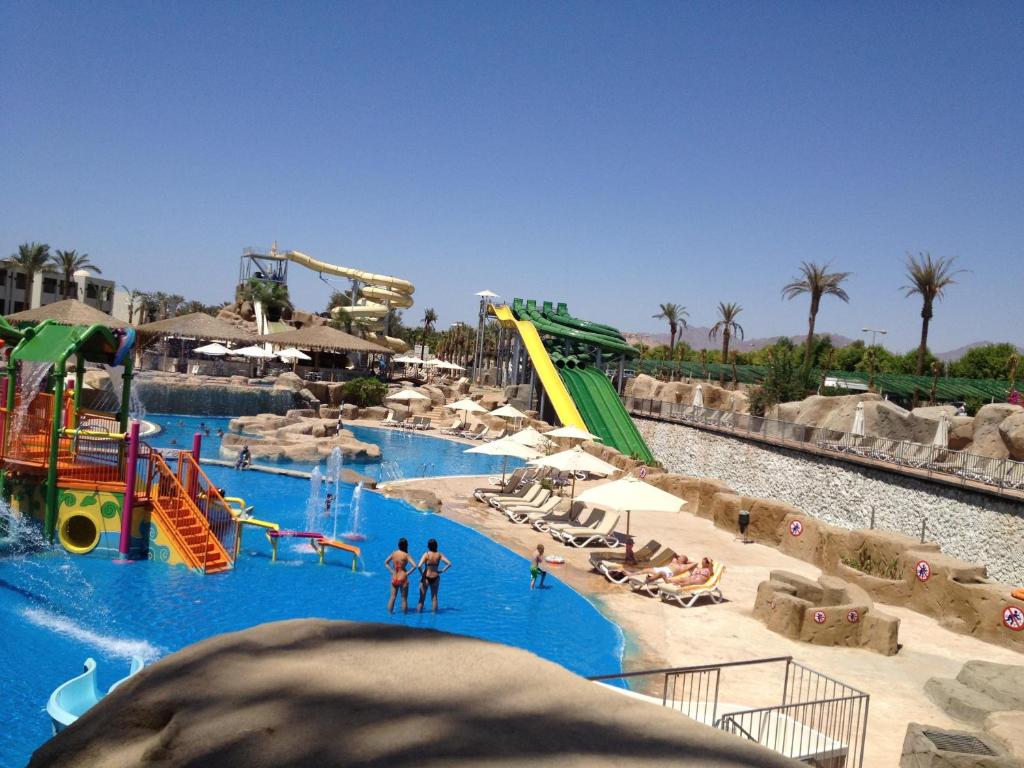 Бассейн в Reef Oasis Beach Aqua Park Resort или поблизости