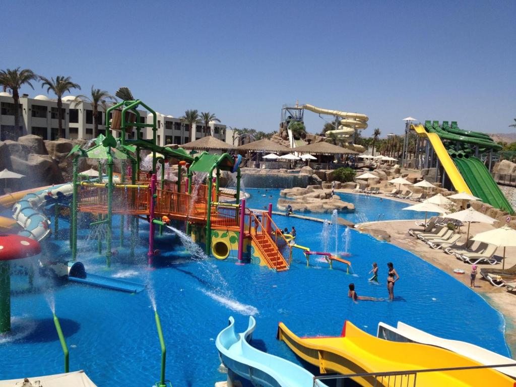 Бассейн в Reef Oasis Beach Aqua Park Resort или поблизости