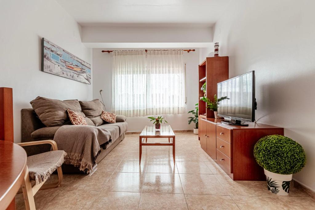 Televízia a/alebo spoločenská miestnosť v ubytovaní Apartamento Orient en Palamós tercera línea de mar