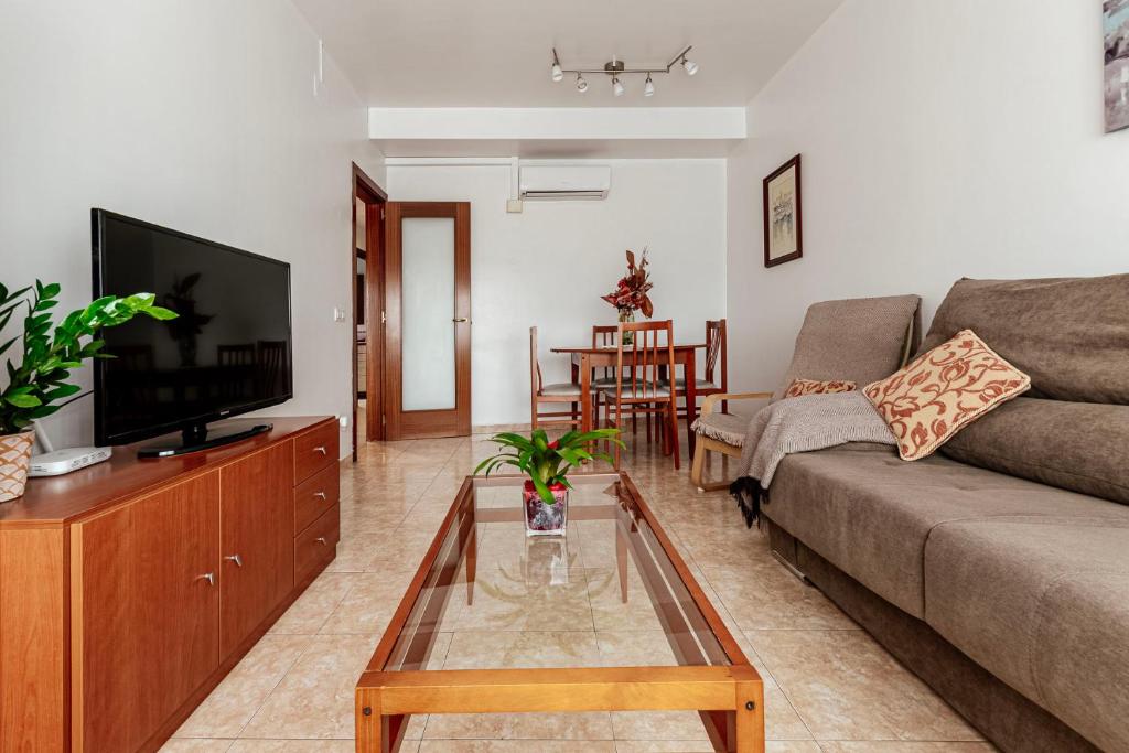 Televízia a/alebo spoločenská miestnosť v ubytovaní Apartamento Orient en Palamós tercera línea de mar
