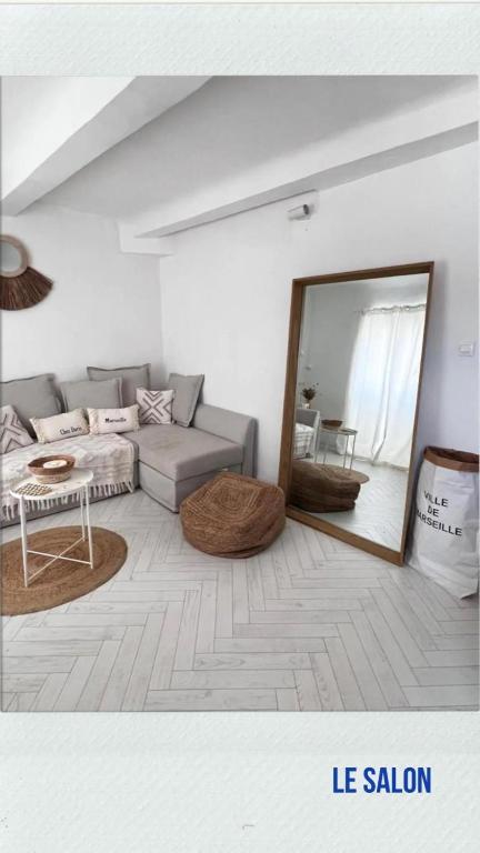 un salon avec un canapé et un miroir dans l'établissement Petit nid douillet vieux port 4 personnes, à Marseille
