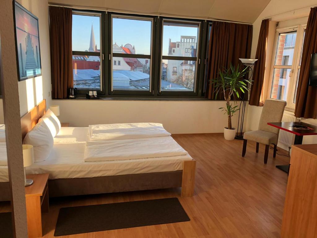 Postel nebo postele na pokoji v ubytování Hotel Am Hopfenmarkt