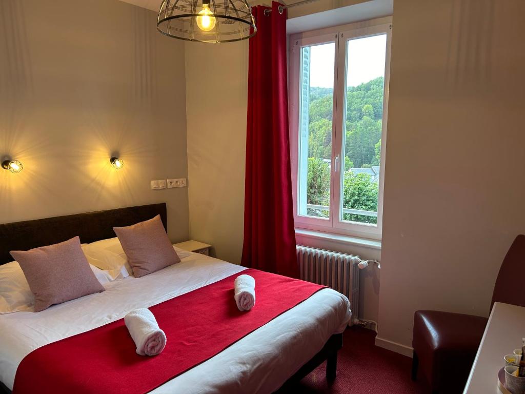 Logis Hôtel de Paris - Quadruple Room With Shower