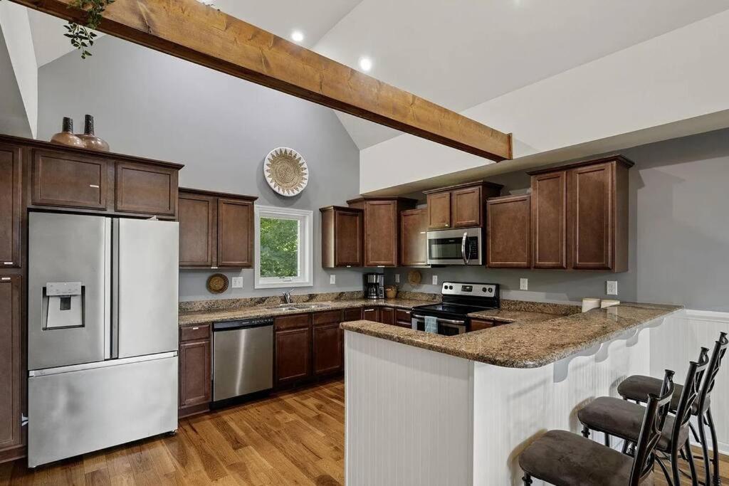 Η κουζίνα ή μικρή κουζίνα στο 5 bedroom, Lakeside Family Getaway with Playground