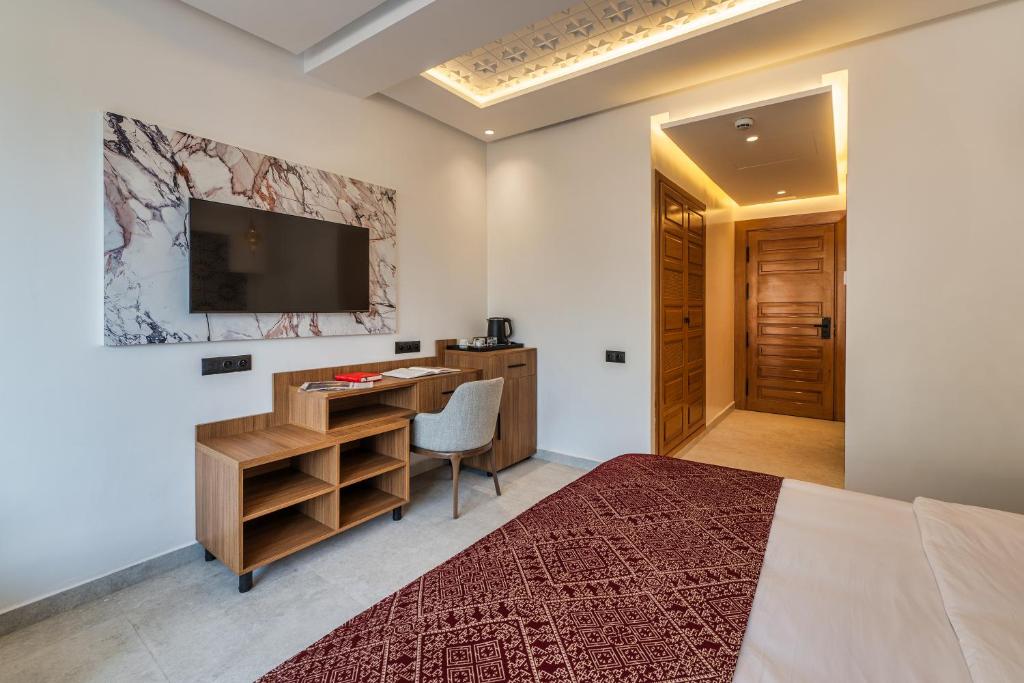 TV a/nebo společenská místnost v ubytování TAJ CHEFCHAOUEN Luxury Hotel and Spa