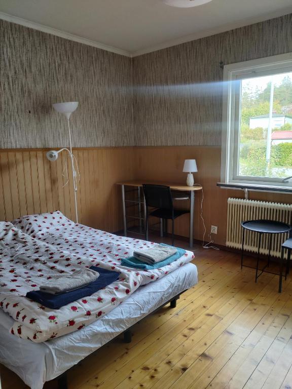 Postel nebo postele na pokoji v ubytování Cosy and practical Norrtälje