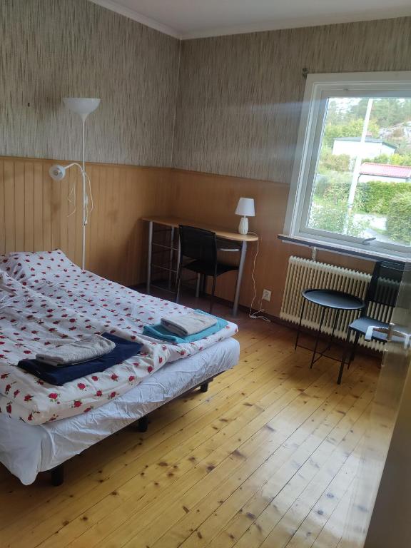 Postel nebo postele na pokoji v ubytování Cosy and practical Norrtälje