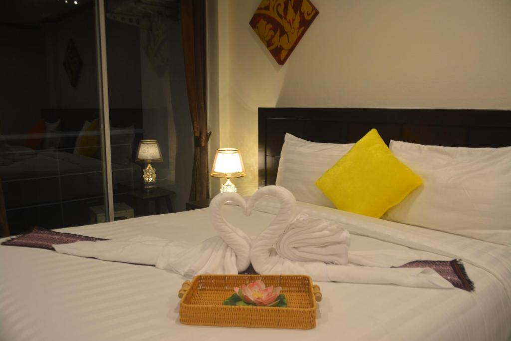 Postel nebo postele na pokoji v ubytování Patong Moon Inn Residence