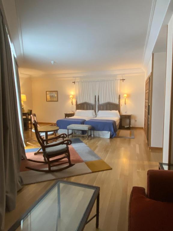 A bed or beds in a room at Parador de Vilalba