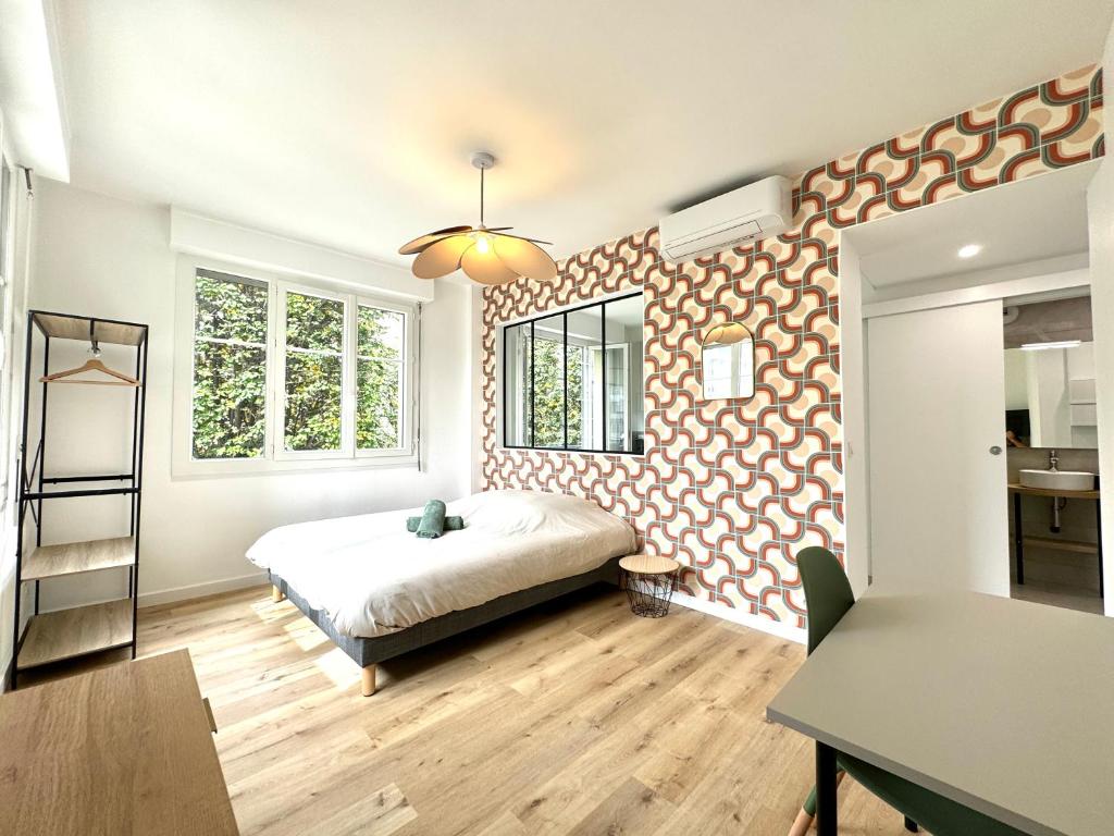 une chambre avec un lit et une pièce avec une fenêtre dans l'établissement Le City, Centre-ville, Climatisation, Trams, à Grenoble