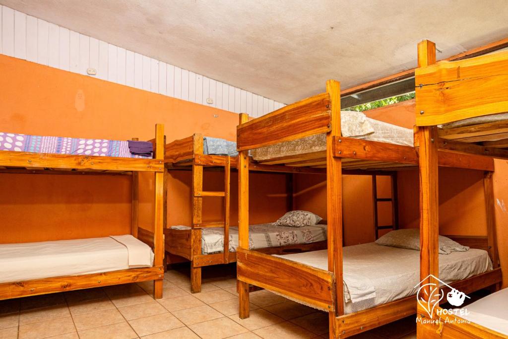 Postel nebo postele na pokoji v ubytování Manuel Antonio Hostel