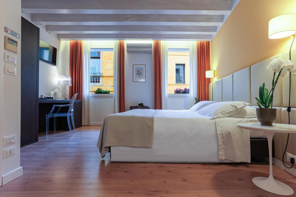 Postel nebo postele na pokoji v ubytování Relais Santa Corona