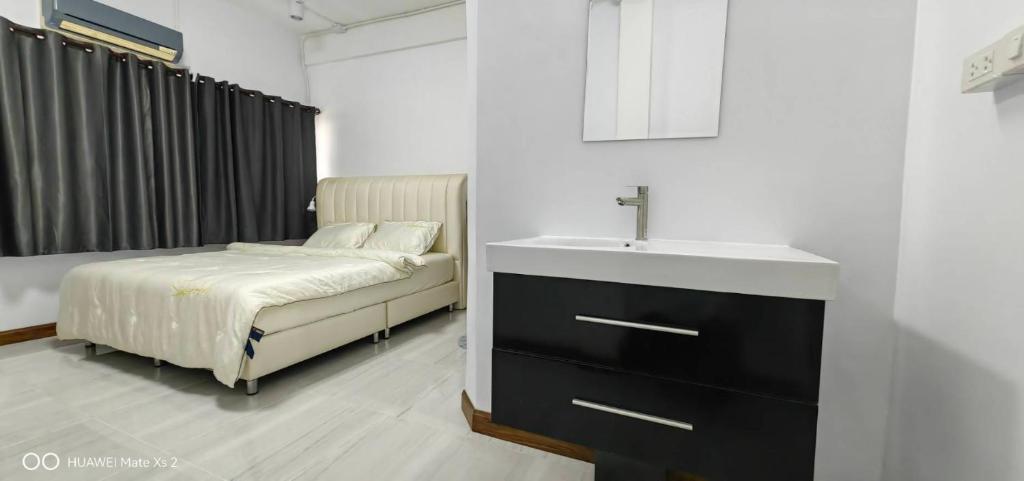 สิริธิราเพลส Sirithira Place - Deluxe King Room