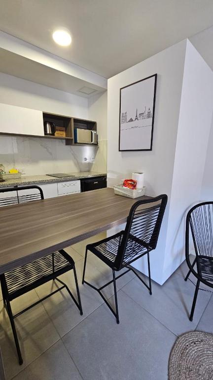 - une salle à manger avec une table en bois et 2 chaises dans l'établissement Alquiler Temporario Rosario 19, à Rosario