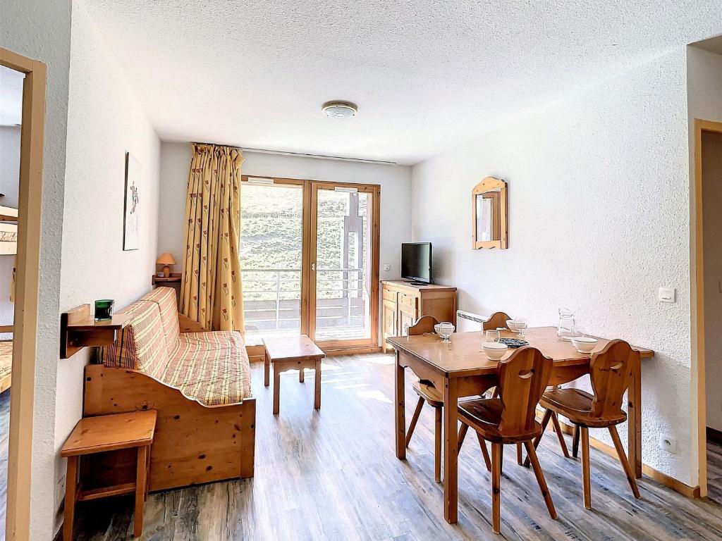 une salle à manger avec une table et des chaises en bois dans l'établissement T3 tout confort pour 6 pers. · Proche des pistes · Piscine chauffée · Navette gratuite - FR-1-267-276, à Villarembert