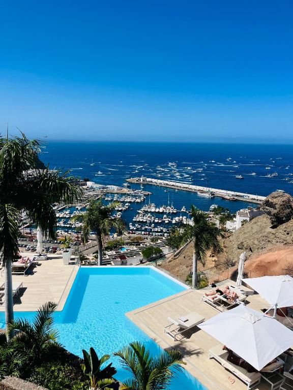 basen z widokiem na ocean w obiekcie Grand Horizon Luxury Boutique Apartments w mieście Puerto Rico de Gran Canaria