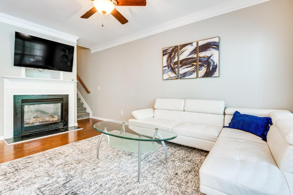 TV a/nebo společenská místnost v ubytování 3 Mi to Avalon Townhome with Balcony in Alpharetta!
