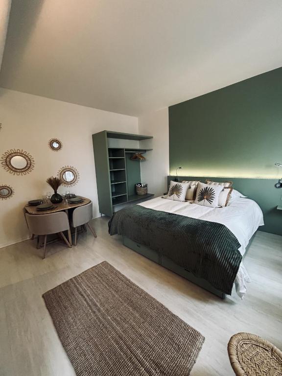 une chambre avec un grand lit avec un mur végétal dans l'établissement ins'temps 67, à Strasbourg