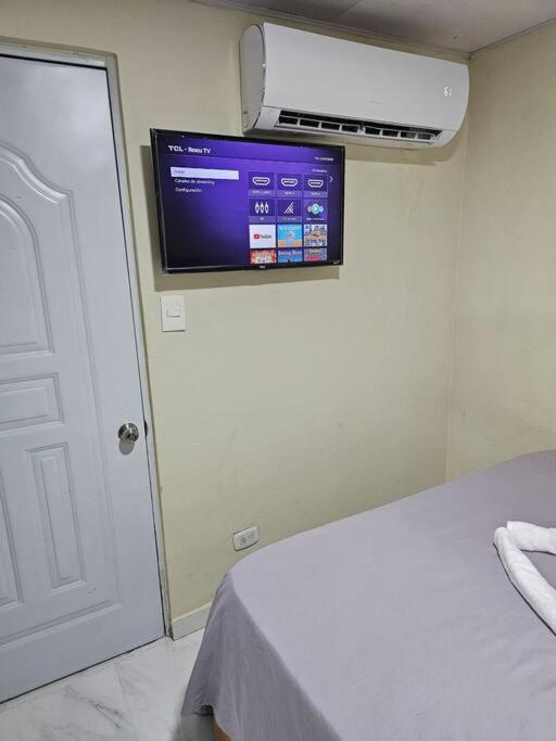 TV a/nebo společenská místnost v ubytování hermoso aparta estudio a 10 minutos del centro