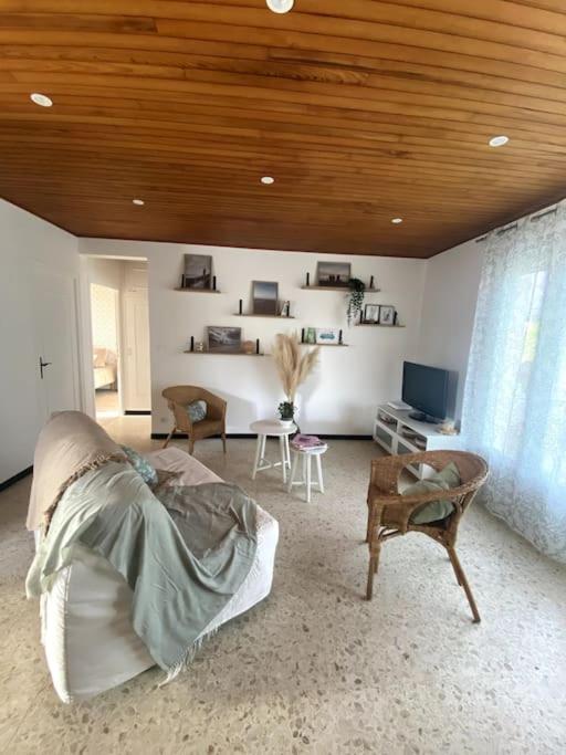 un salon avec un lit et une télévision dans l'établissement Chez Fanfan à 150m de la mer, à Hauteville-sur-Mer