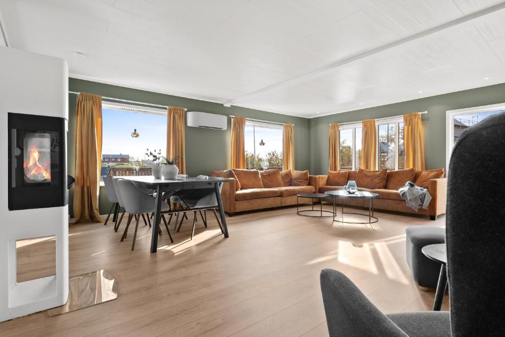 un salon avec un canapé et une table dans l'établissement KB - Nordic Lux Villa, à Sørvågen