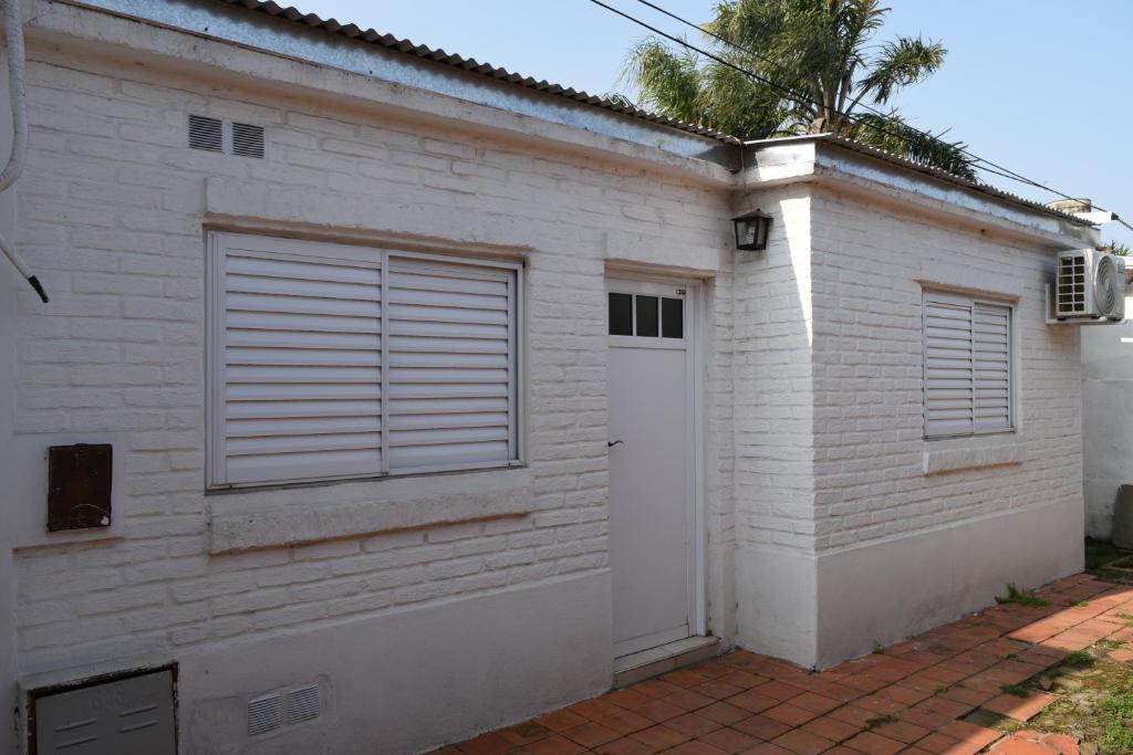 a white brick building with a white door at Casa familiar in Santa Fe