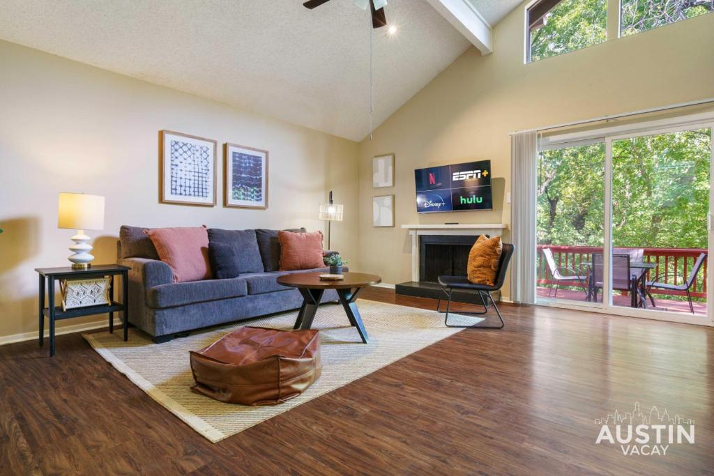 TV a/nebo společenská místnost v ubytování Spacious ATX Apt with Private Deck and All Essentials