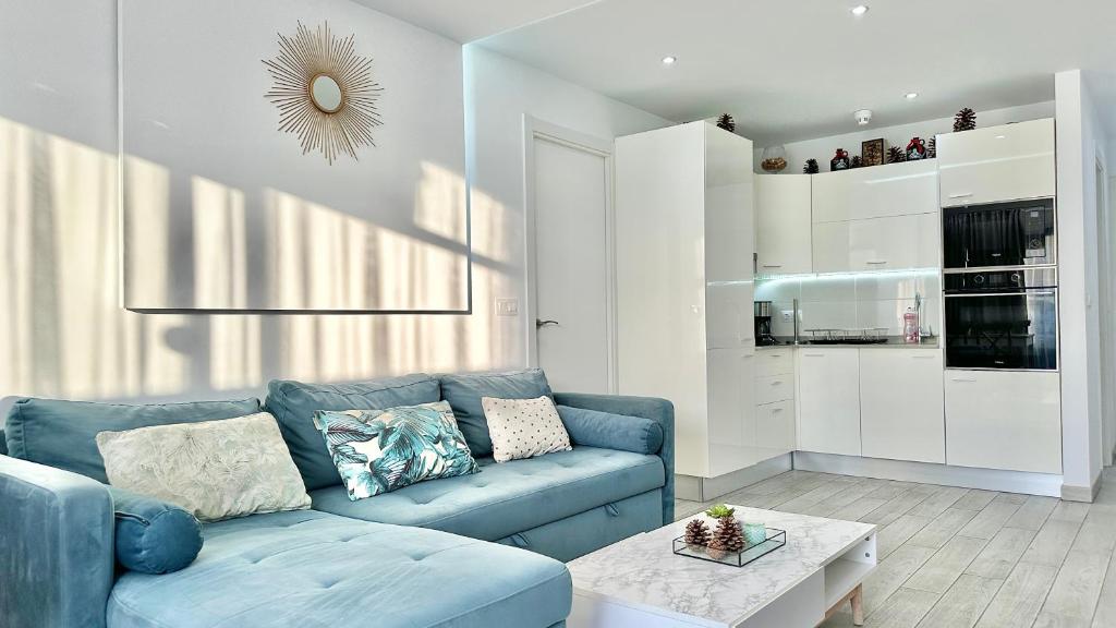 un soggiorno con un divano blu e un tavolo di Luxury apartment in Puerto Rico -Gran Canaria a Mogán