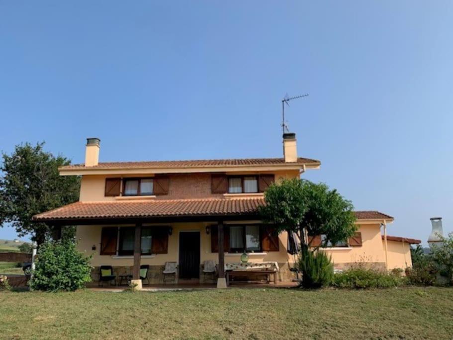 ein großes Haus mit einem großen Hof davor in der Unterkunft La Cabaña de Meruelo in San Miguel de Meruelo