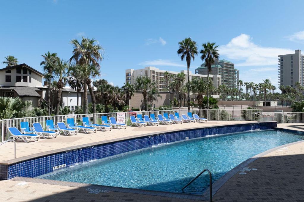 Bazén v ubytování Sunchase IV by South Padre Resort Rentals nebo v jeho okolí