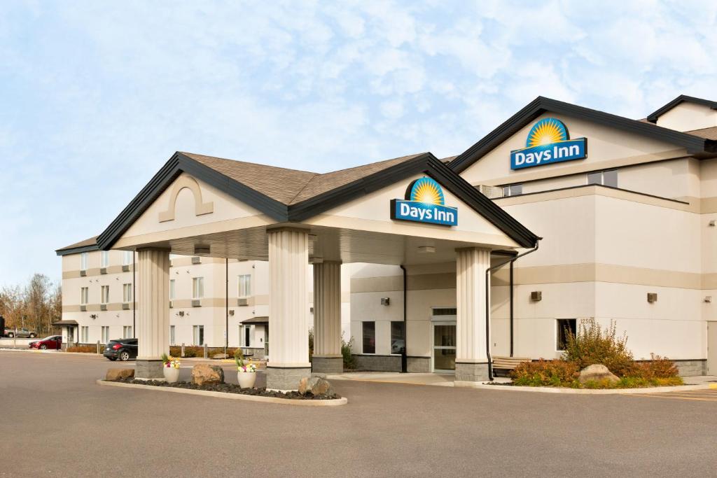 un bâtiment d'hôtel avec une pancarte pour un hôpital dans l'établissement Days Inn by Wyndham Thunder Bay North, à Thunder Bay