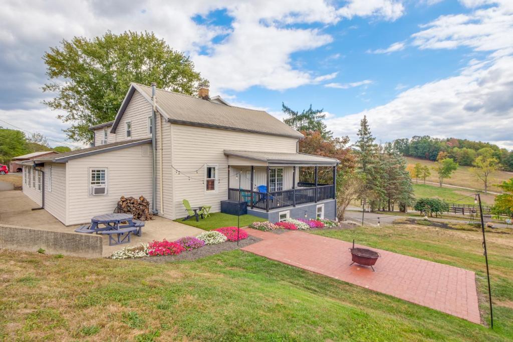 Κήπος έξω από το Meet Country Animals! Farmyard Stays Dundee Home